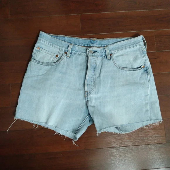 Levi's Lt Wash Denim Shorts Sz 30 - Picture 2 of 4